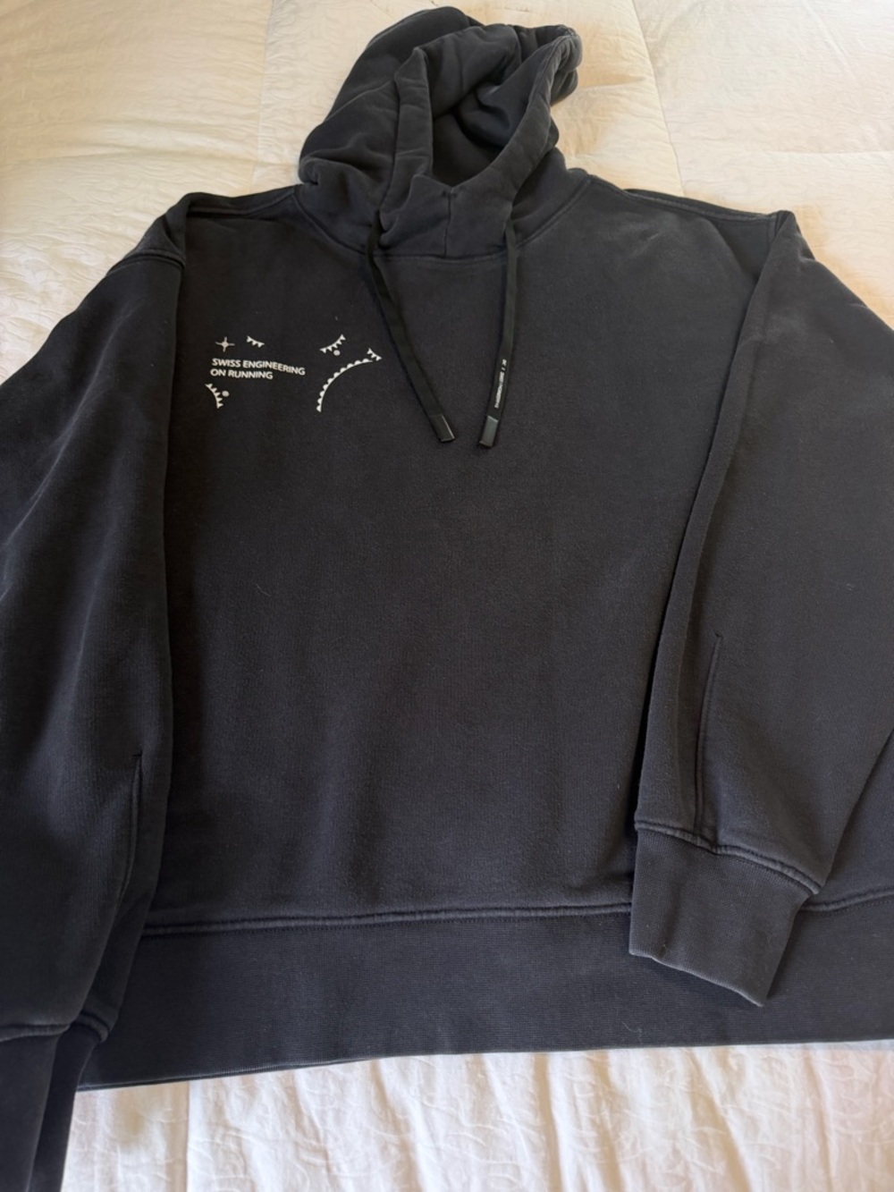 On Running on cloud Graphic Club Hoodie Women’s Med Black Swiss Engineering